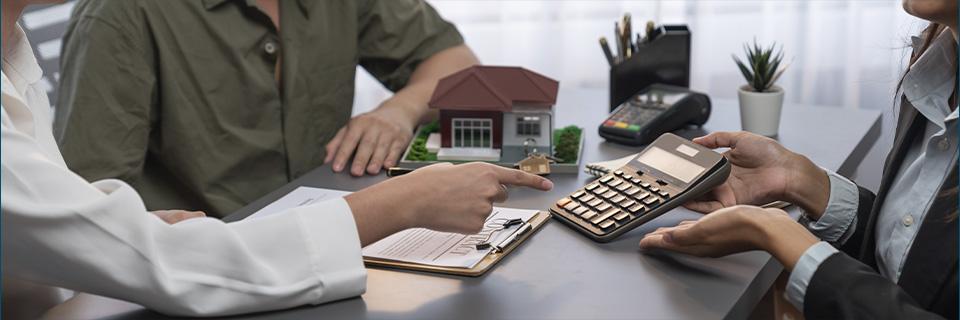 An EB5 investor discussing financial terms with a project advisor, reflecting the planning stage for EB5 real estate investment using installments.