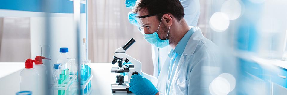 A scientist working in a laboratory with a microscope, illustrating EB1 and employment-based visa alternatives for researchers and STEM professionals in the United States.